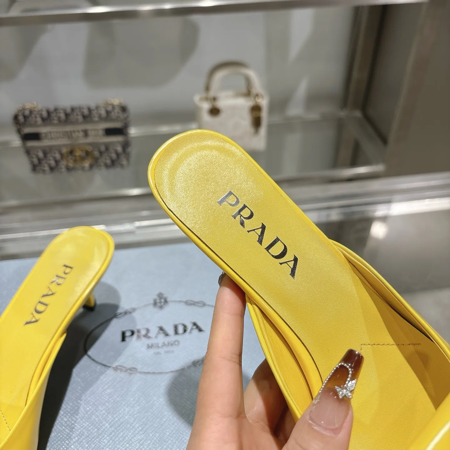 👟👟Ex-factory price 540👟👟 PRADA* Prada 25ss spring and summer new Mary Jane pointed-toe high-heeled shoes fashion shoes. Purchased from the original version and developed 1:1, perfect details, comfortable on the feet, can be matched with beautiful spring and summer clothes, exquisite and durable 🤩 ✔Upper: original open edge beaded cowhide ✔Inner lining: sheepskin ✔Outsole: Italian leather outsole ✔Heel height: 5.5cm, 7.5cm ✔Number of yards: 35-40 (41 can be customized and non-refundable) ✔Packaging: original full set of packaging